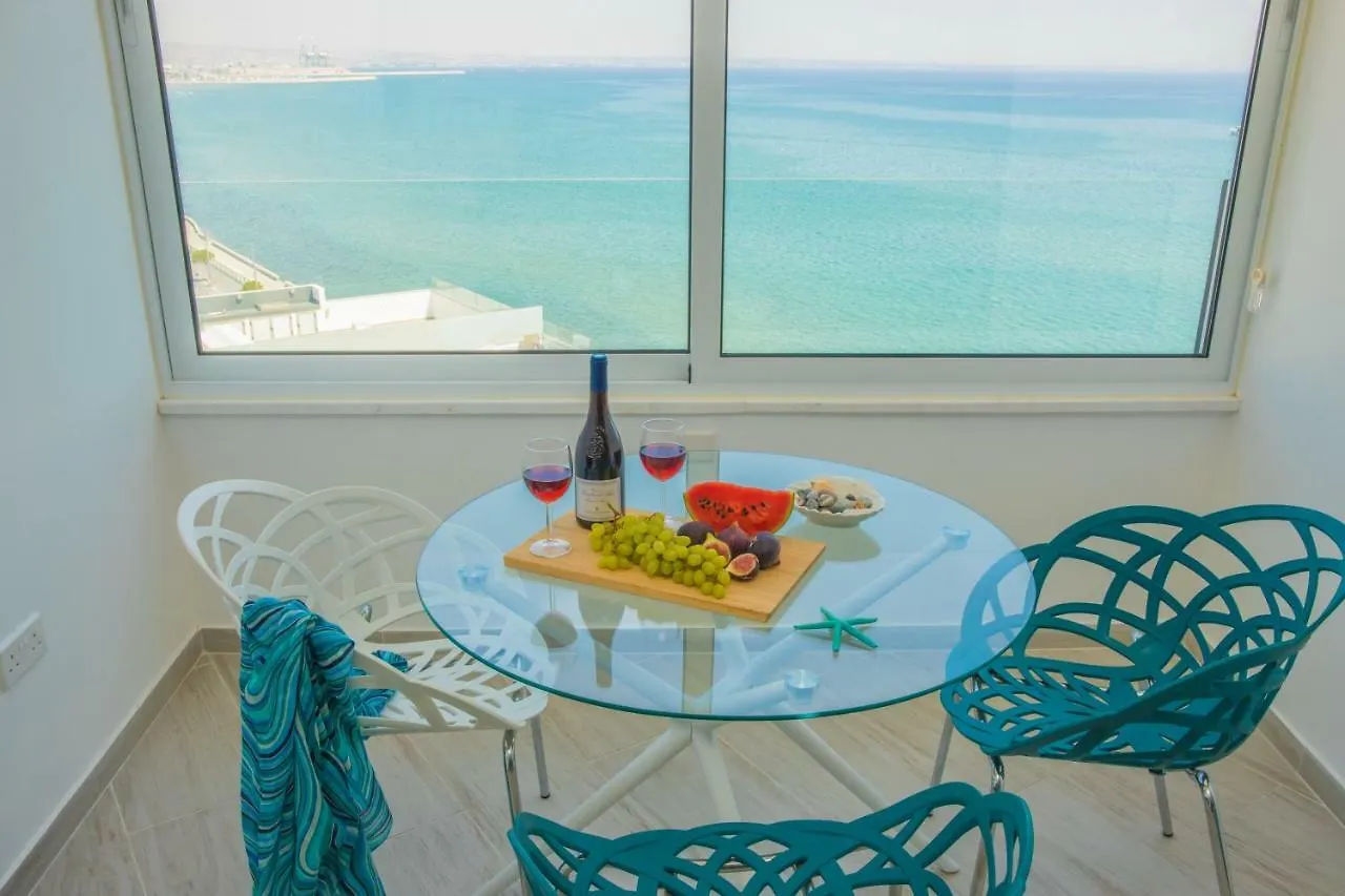 Luxury Penthouse 1Br-Seafront-Seasonal Pool-Central Larnaca Apartment