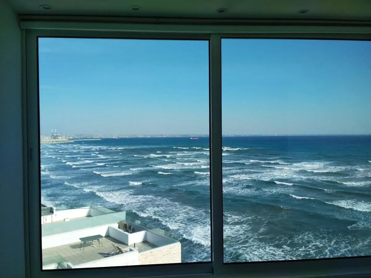 Apartment Luxury Penthouse 1Br-Seafront-Seasonal Pool-Central Larnaca